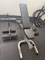 Fitness-Hantelbank mit umfangreichem Zubehör
