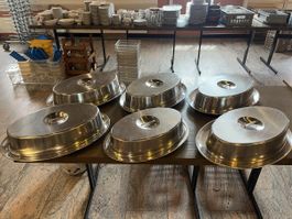 6 grosse Chromstahl Anrichteplatten mit Deckel von 48-54 cm