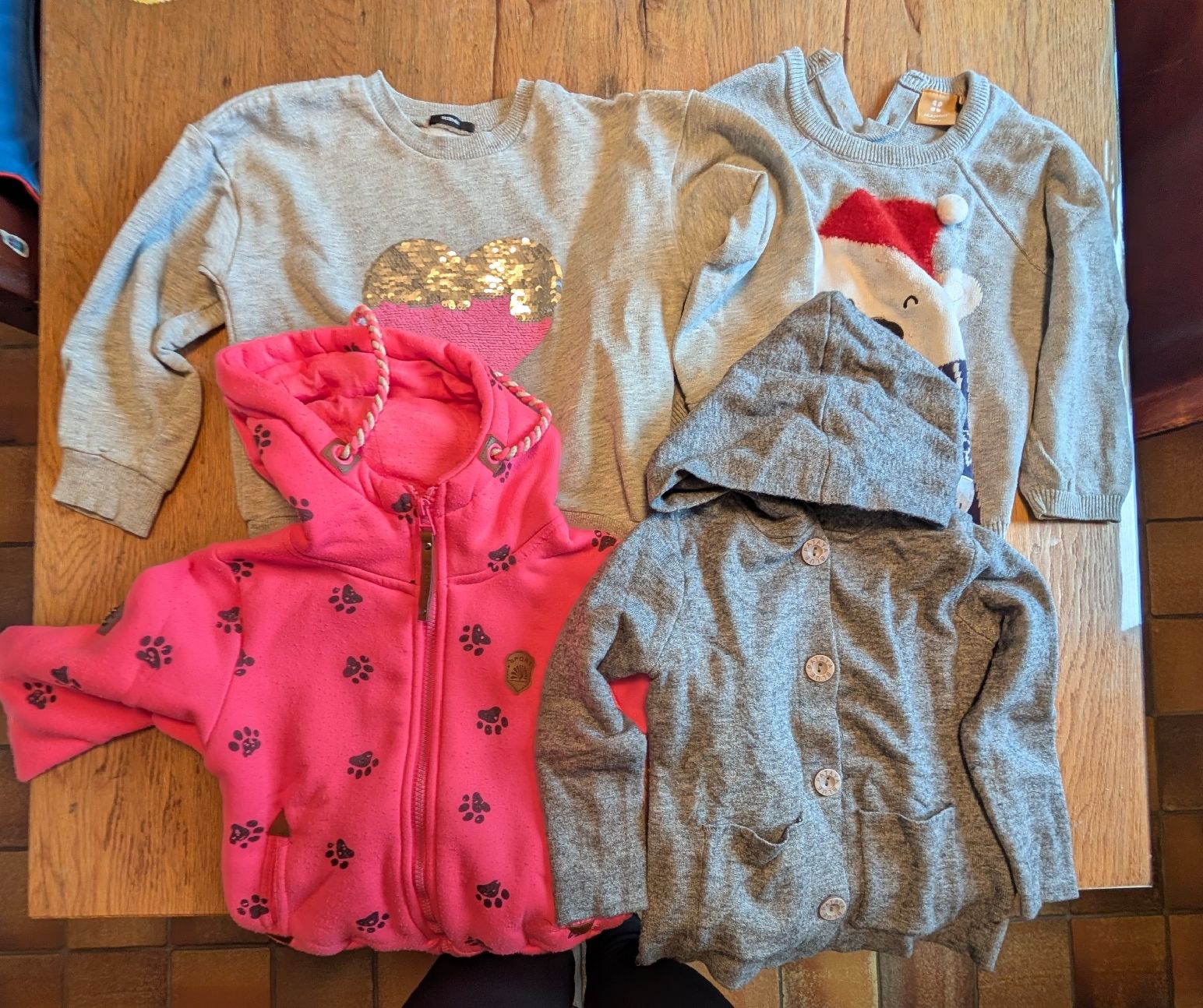 Lotti & Set di vestiti: Pullover und Jäckchen Gr. 104 – Usato da Affoltern am Albis venduto da cke_yf77