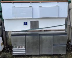 Gastro Kuehltheke Edelstahl mit viel Stauraum fuer Sommer