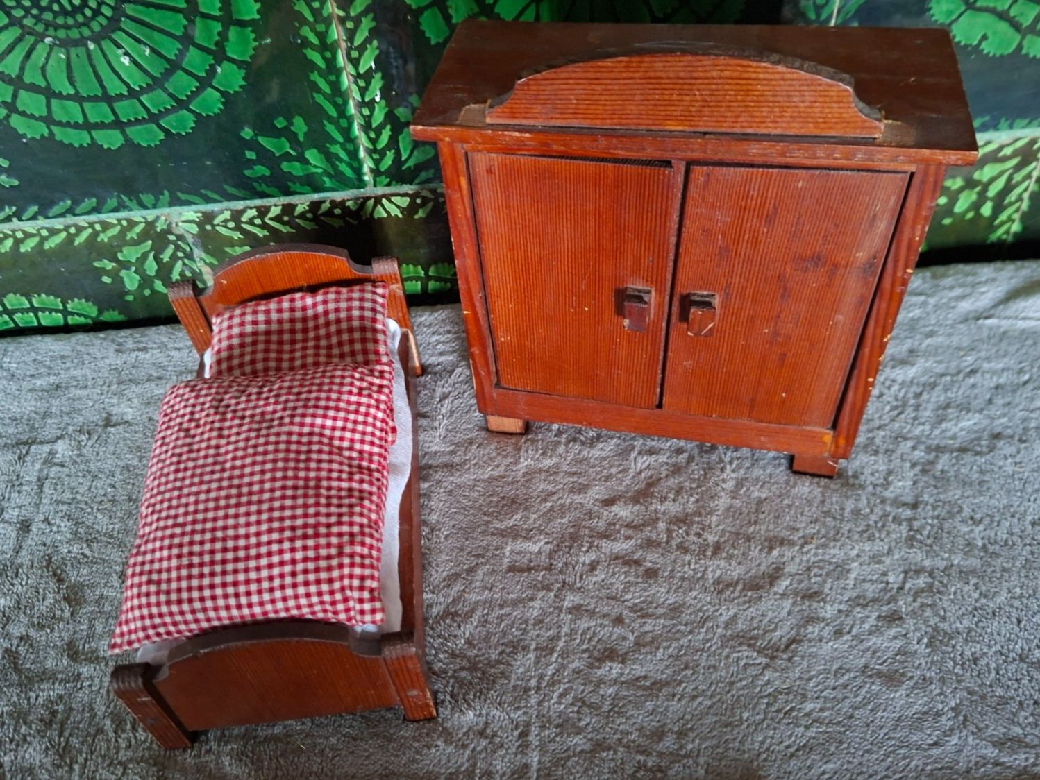 Case e mobili per bambole: Altes Puppenstube Möbel Set, Bett und Schrank aus Holz – Usato da Otelfingen venduto da silver-moon 2