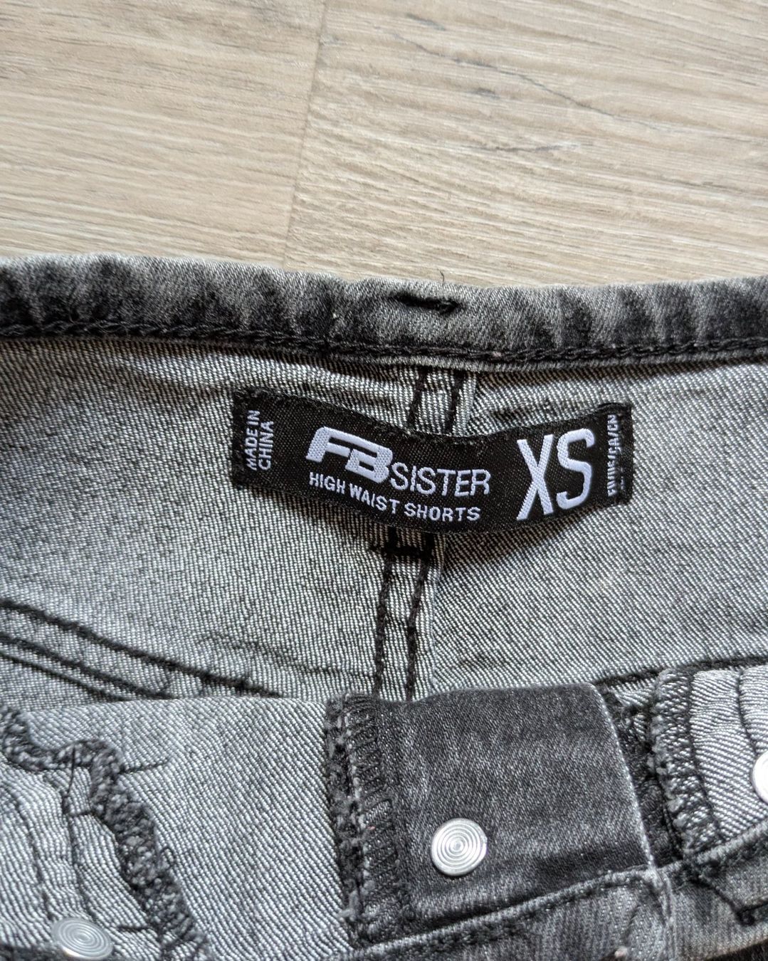 Jeans: Shorts en jean noir, taille XS – Usato da Orsieres venduto da IndianaJones50a 2