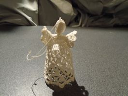 Engel aus Spitzen, eierschalenweiss, zum Aufhängen
