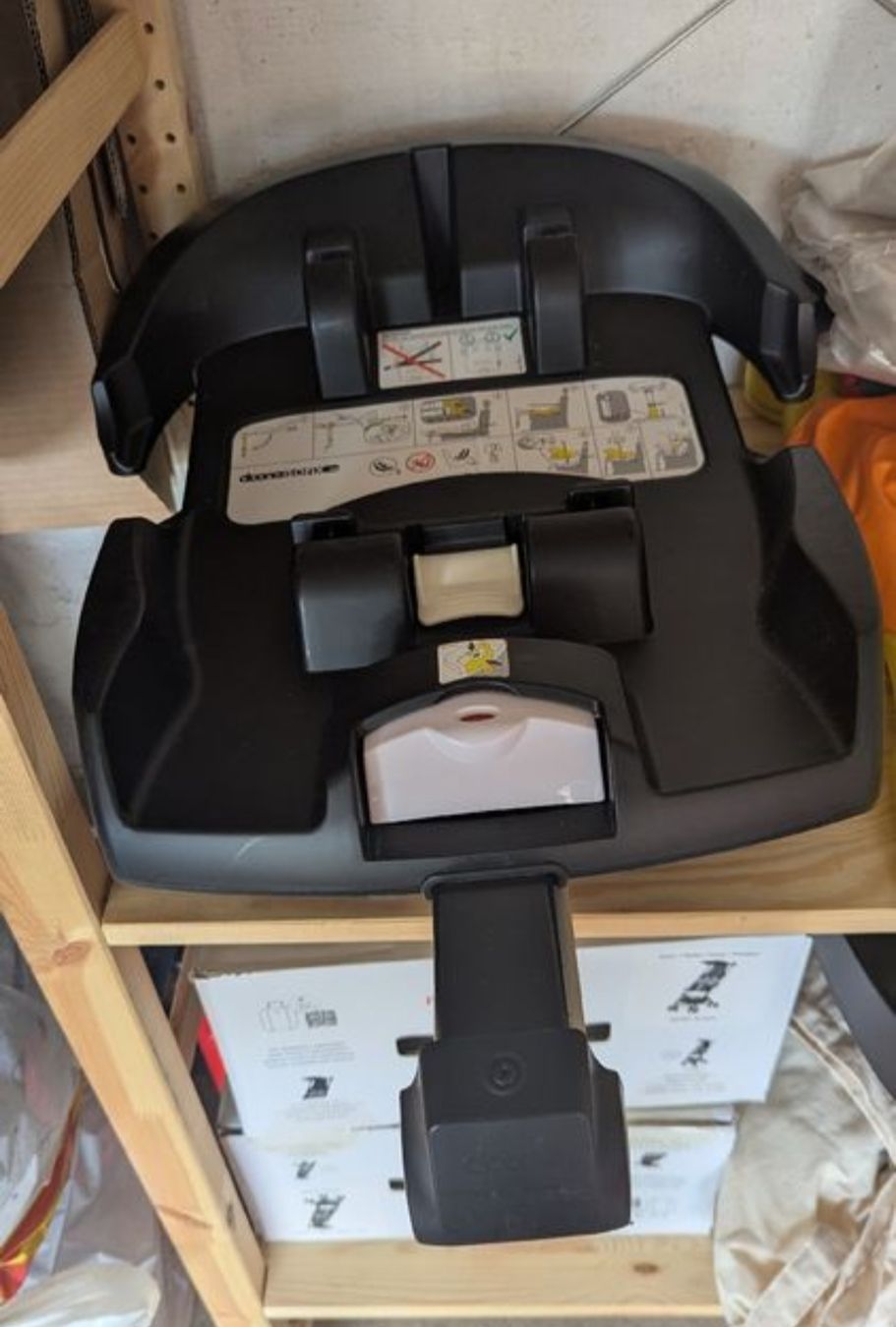 Doona Kinderwagen: 3 items: Doona+ Car Seat Stroller & Base & sunshade, Black – Gebraucht aus Meilen von altt 1