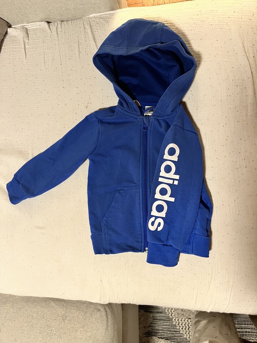 Adidas Pulls & Sweat-shirts: Blauer Adidas Pulli mit Kaputze Gr. 92 – D'occasion à Ennenda par fio_cc8z 1