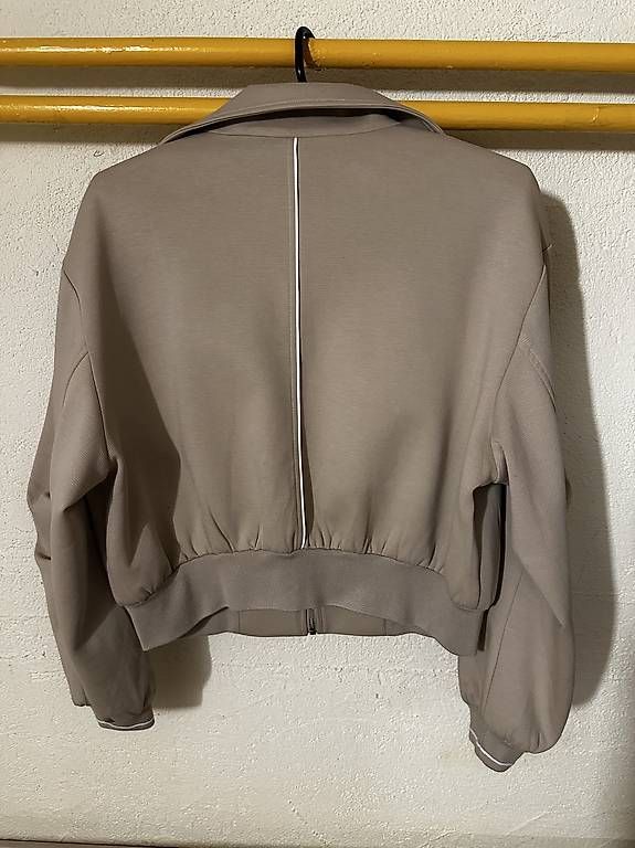 Lots de vêtements: Jacke und Pullover Grösse S+M – D'occasion à Aathal-Seegräben par rom_cg7q 1