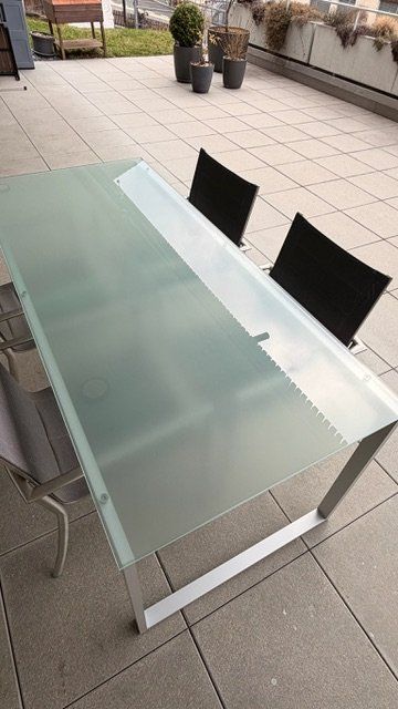 Pfister Tavoli: Zeitloser Ess- oder Bürotisch mit Glasplatte und Alugestell – Usato da Oberhofen am Thunersee venduto da StefanAlex