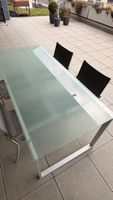 Zeitloser Ess- oder Bürotisch mit Glasplatte und Alugestell