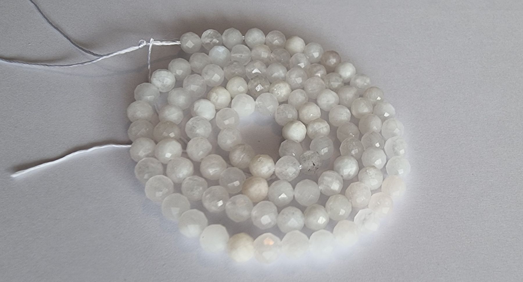 Minerali & Pietre curative: Mondstein facettiert 4mm. Strang – Nuovo e nell'imballaggio originale da Menziken venduto da Mirager 2