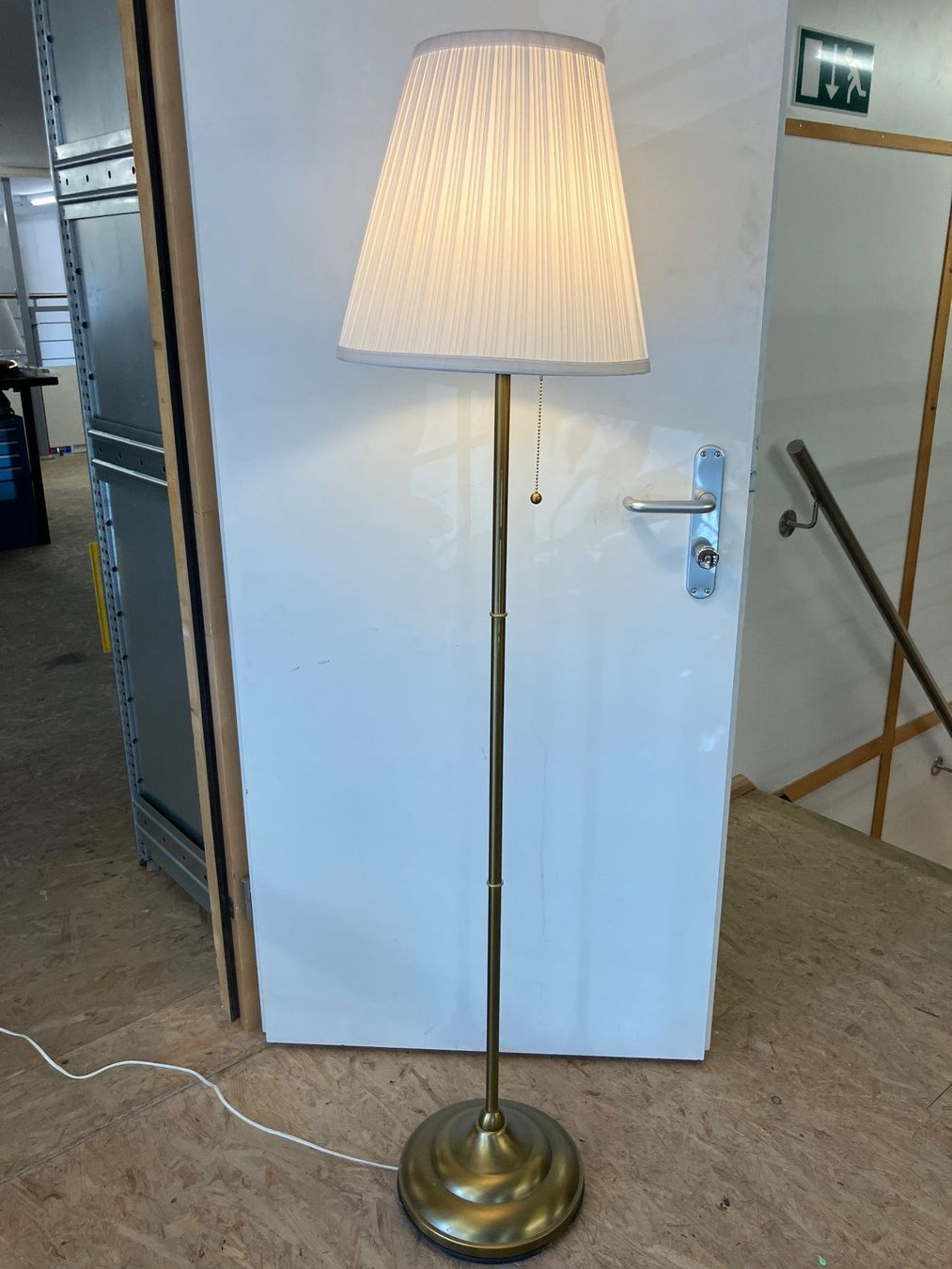 Lampade: Elegante Stehlampe, goldfarben – Usato da Dübendorf venduto da sdbu-frappant