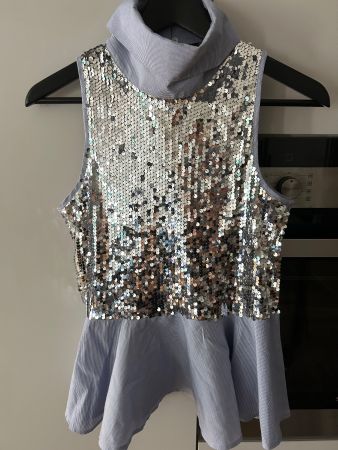 Sleeveless blouse with sequins