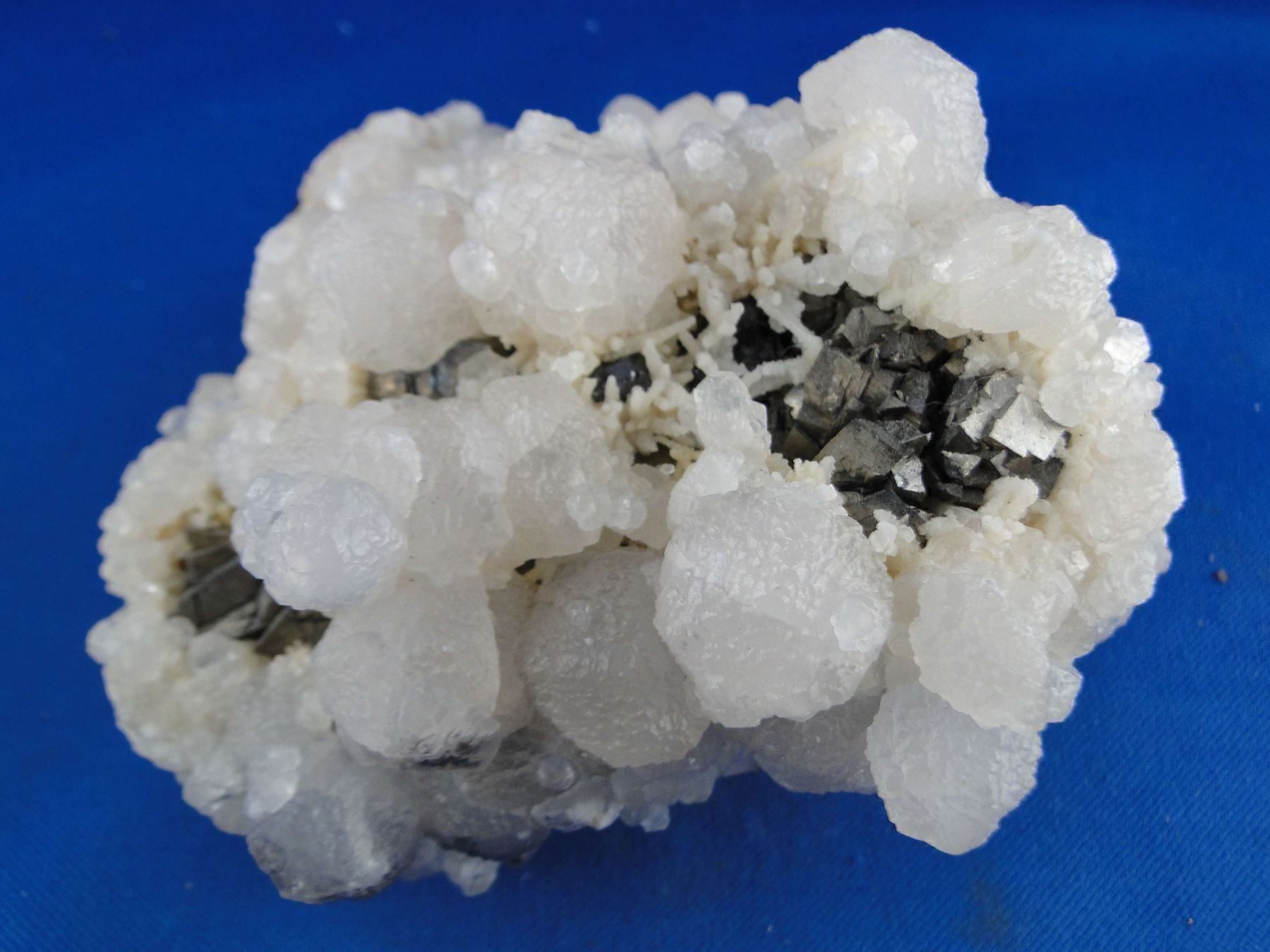 Minerali & Pietre curative: Arsenopyrit mit Calcit (UV-Pink) – Usato da Schinznach Bad venduto da Demerald 2