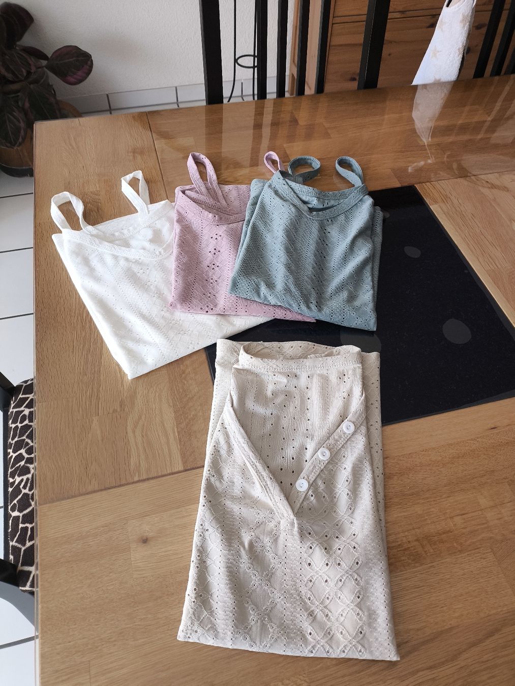 Shein Top: 4er Set Träger Shirts Gr.XL/44 – Nuovo (secondo la descrizione) da Burgdorf venduto da Ropajesi