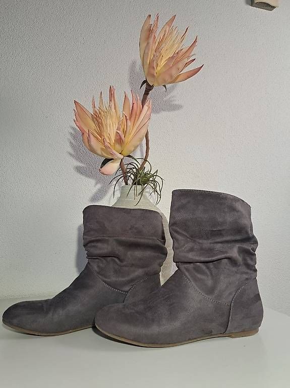 Scarpe da donna: Stiefel Grau Gr 39 – Usato da Rupperswil venduto da White-Dove