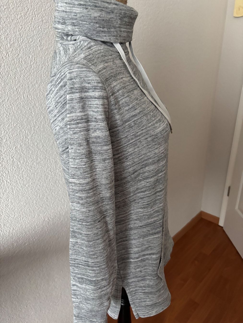Gap Maglioni & Felpe: Pullover hellgrau XS von GAP Mit Schlupftaschen – Usato da Balsthal venduto da Uroby 2