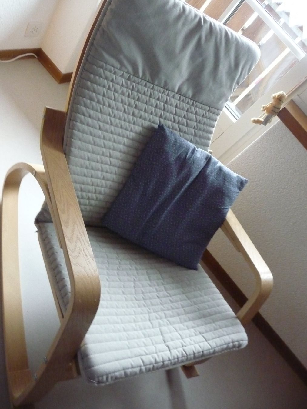Ikea Sessel: Poäng Schaukelstuhl mit Hocker, neuwertig – Neu (gemäss Beschreibung) aus Kirchberg BE von lavendel02 2
