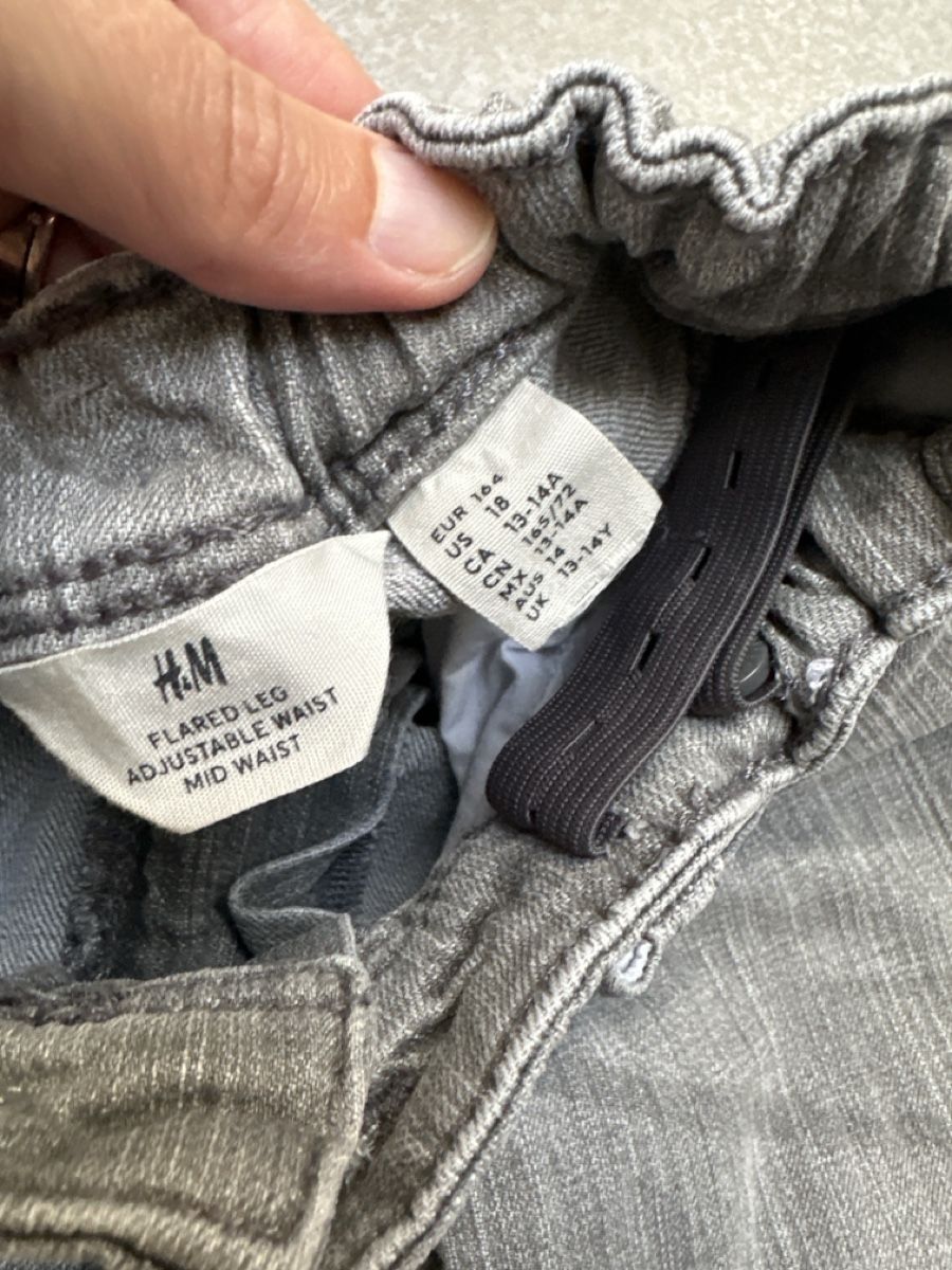 H&M Pantalons: H&M Flared Jeans grau Gr. 164 – D'occasion à Wileroltigen par torro11 1