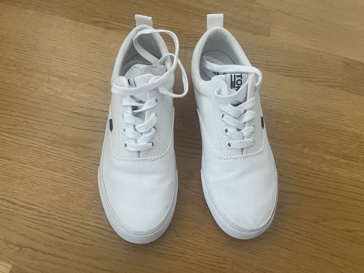 Tommy Hilfiger Scarpe da donna: Baskets Tommy Hilfiger blanches, taille 37 - État neuf! – Nuovo (secondo la descrizione) da Lutry venduto da tat_2zxq 1