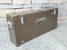 Massive Kiste zu Elektroschlagbohrmaschine, Schweizer Armee