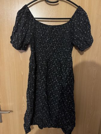 Sommerliches Kleid mit Blumenmuster