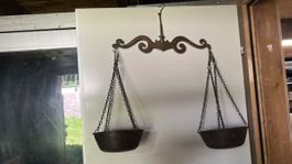 Antike Balkenwaage aus Metall mit zwei Waagschalen