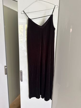 Plissiertes Trägerkleid schwarz knielang guter Zustand