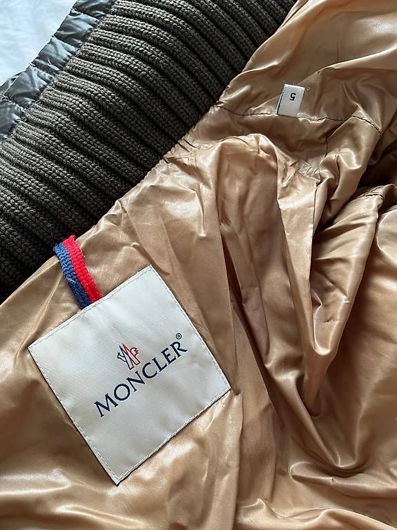 Moncler Giacche: Doudoune Moncler avec capuche taille 5 bon etat – Usato da Lausanne venduto da generation 3