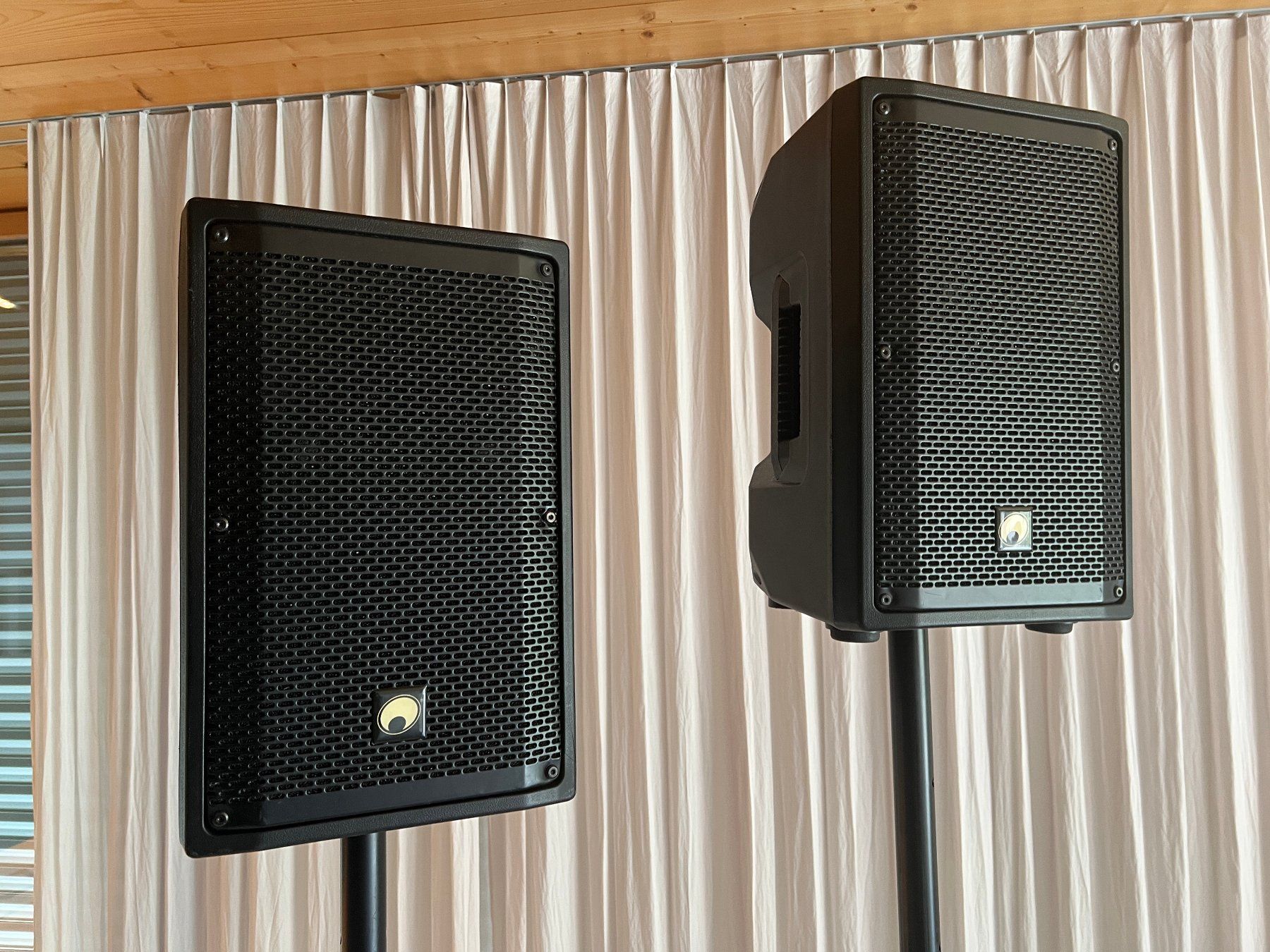 Casse acustiche: Lautsprecher Set Omnitronic mit Stativen, gebraucht – Usato da Ruschein venduto da Libellus 2