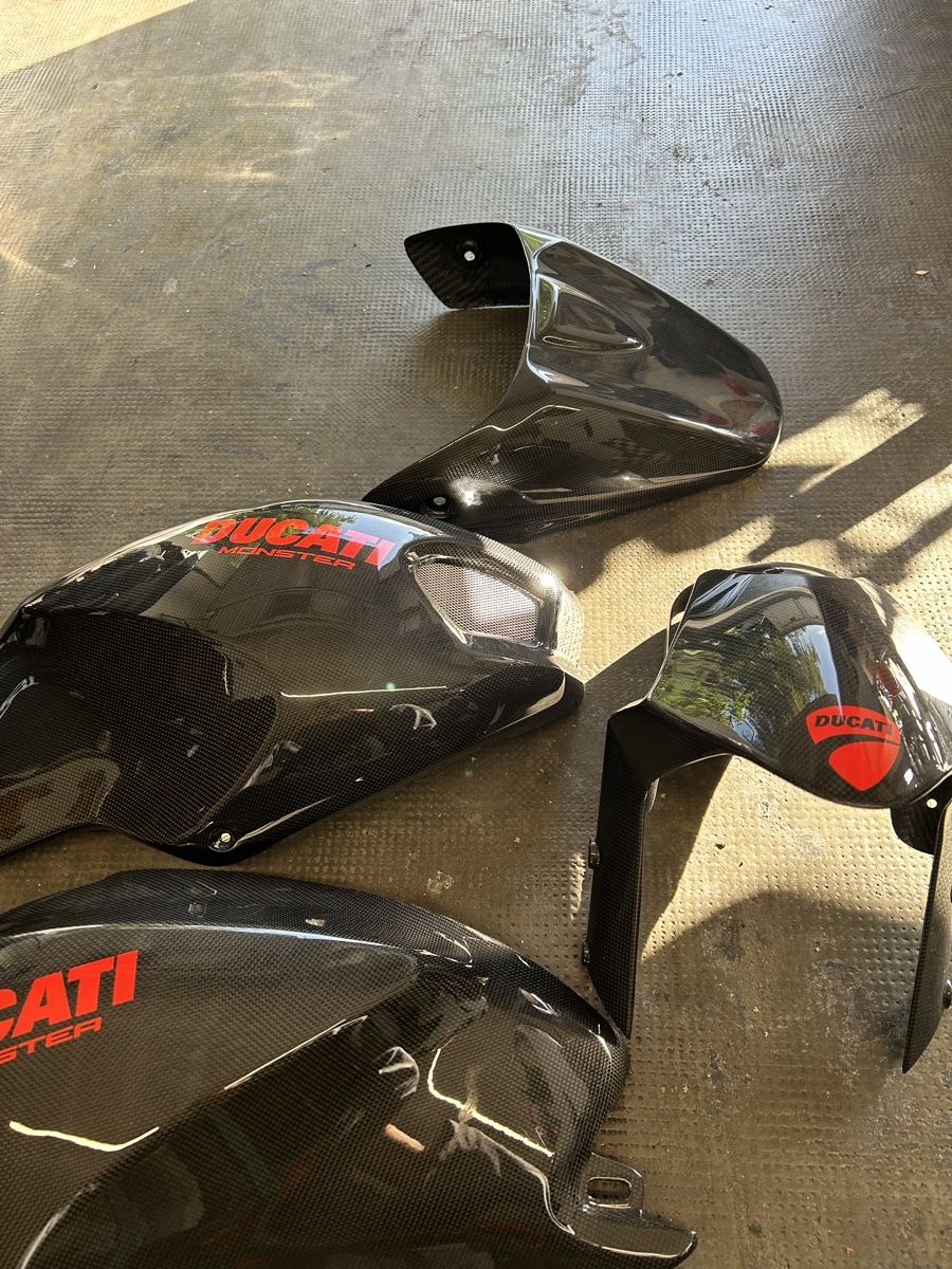Ducati Tutti i ricambio per moto: Carbone Carénage Ducati Monster 796 – Usato da Ecublens VD venduto da RodrigoFortunato249