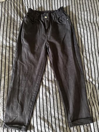 BERSHKA schwarze Mom Jeans mit Gummibund, Grösse 38