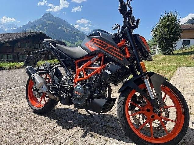 Schöne KTM Duke 125er 1