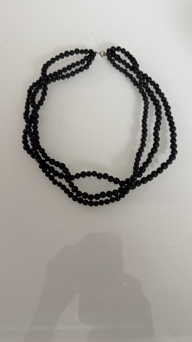 Catenine: Schwarze Bernsteinkette aus 3 Strängen, 48 cm – Nuovo e nell'imballaggio originale da Ebikon venduto da Leonidas2