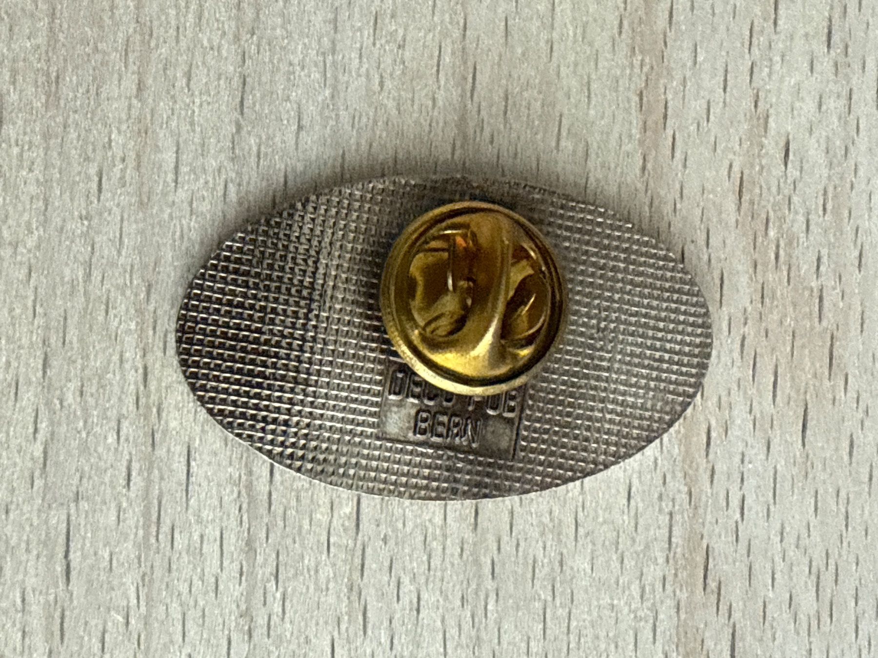 Placchette & Badge: Pin Restaurant Schwellenmätteli Bern – Usato da Glattbrugg venduto da Schweigmatt 1