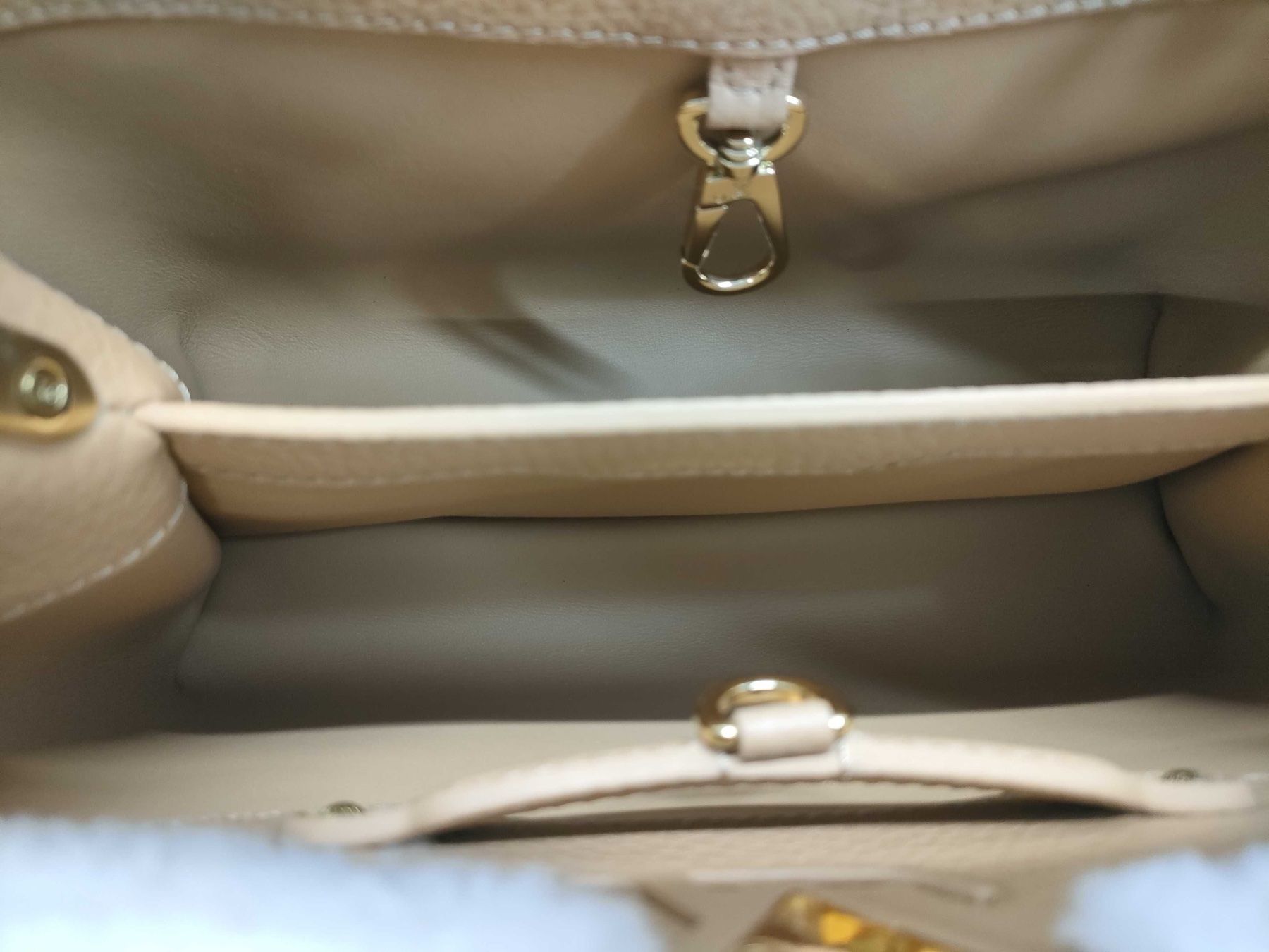 Louis Vuitton Borse da donna: Louis Vuitton Capucines BB Shearling, Neupreis ca. CHF 7000 – Nuovo (secondo la descrizione) da St. Gallen venduto da Love_Luxury 6