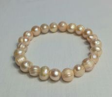 Elegantes Rosafarbenes Süsswasserperlen Armband, dehnbar.