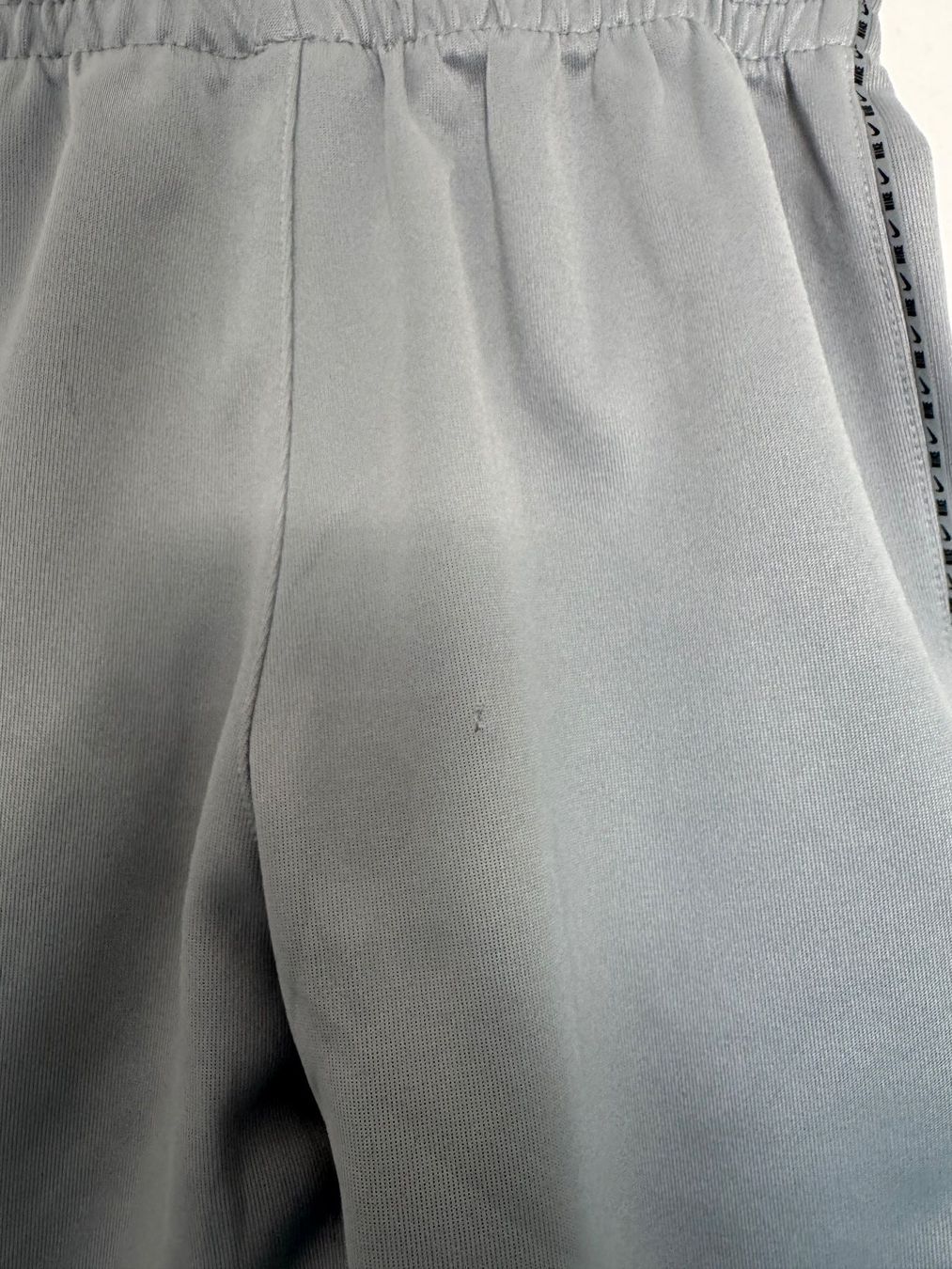 Nike Pantaloni: Short Nike gris taille M – Usato da Chatelaine venduto da lae_7h8n 2