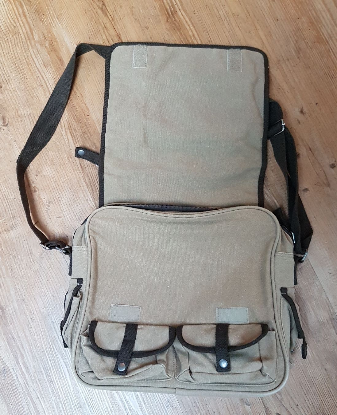 Altro in  Abbigliamento & Accessori: Umhängetasche – Usato da Lalden venduto da car_7w2l 1