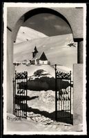 AK Arosa, Kirche im Schnee durch Tor