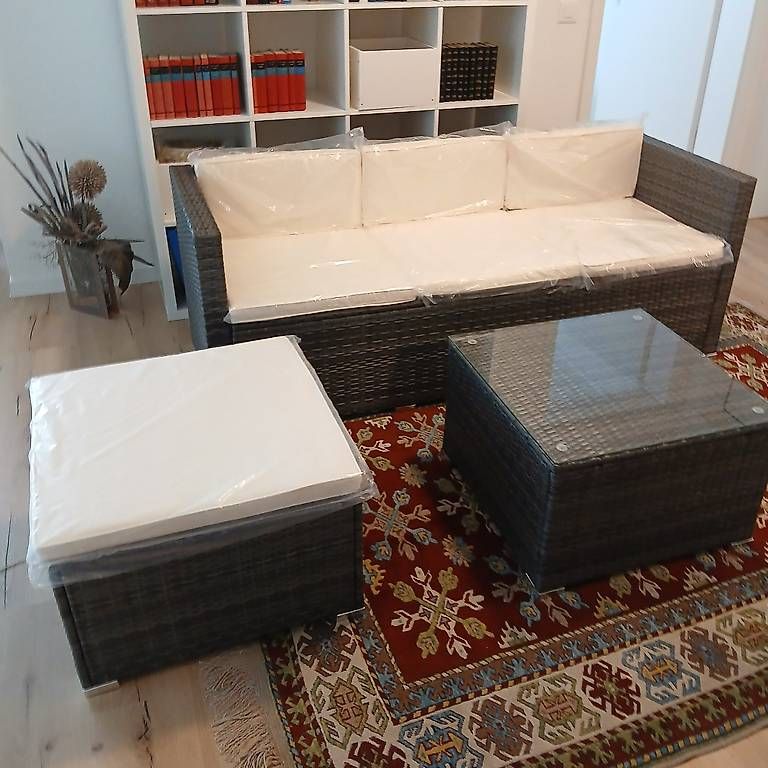 Set di tavolo e panche: Balkon-/Gartenlounge grau/beige mit Tisch und Hocker – Usato da Oberkulm venduto da Griedera44 1