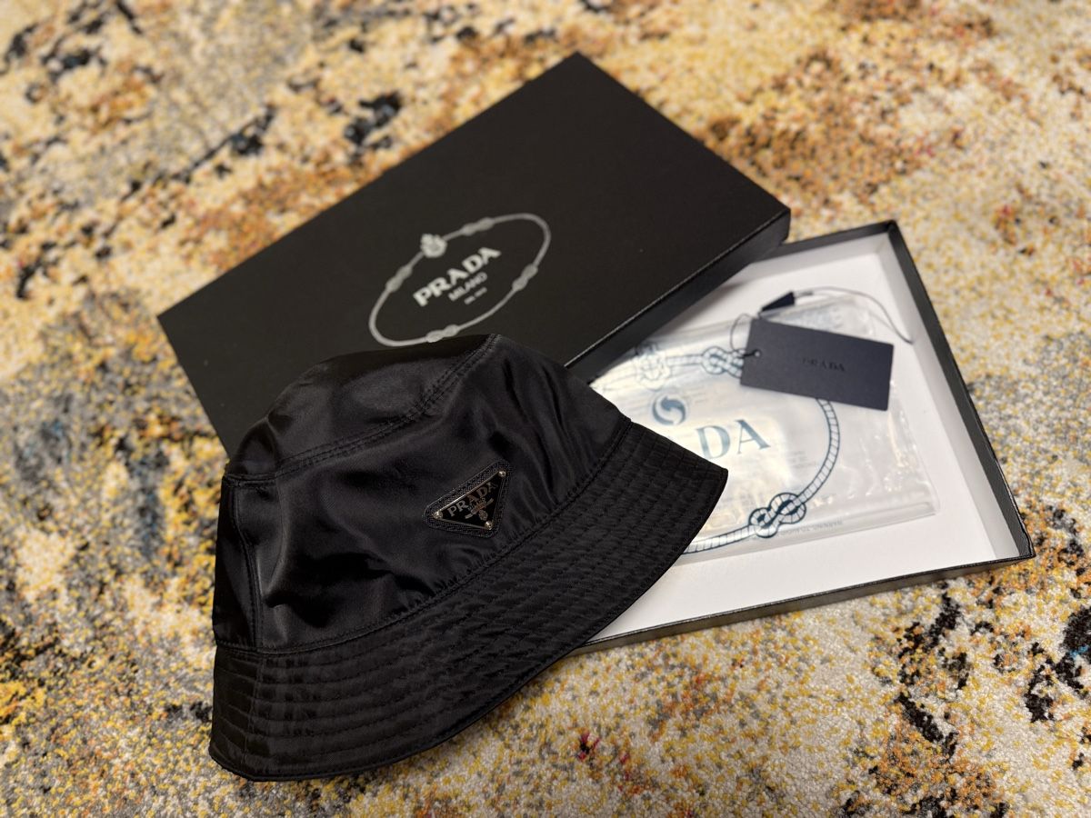 Prada Copricapi, berretti & cappellini: Prada bucket hat – Nuovo (secondo la descrizione) da Emmenbrücke venduto da L.L.G