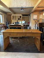 Scrivania in legno con tre cassetti, stile classico