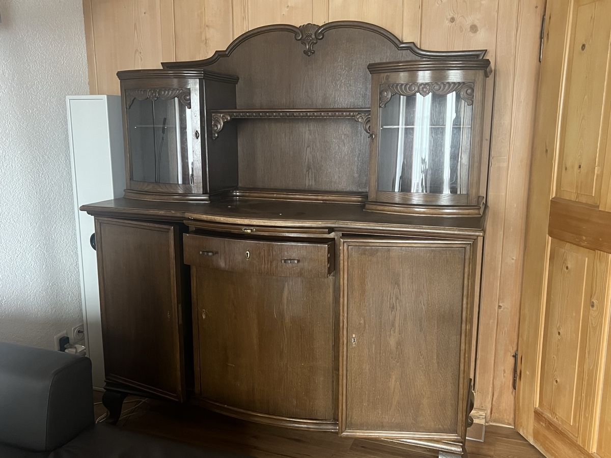 Credenze: Buffet Schrank Vitrine Antik Holz dunkel – Usato da Riggisberg venduto da SamThie