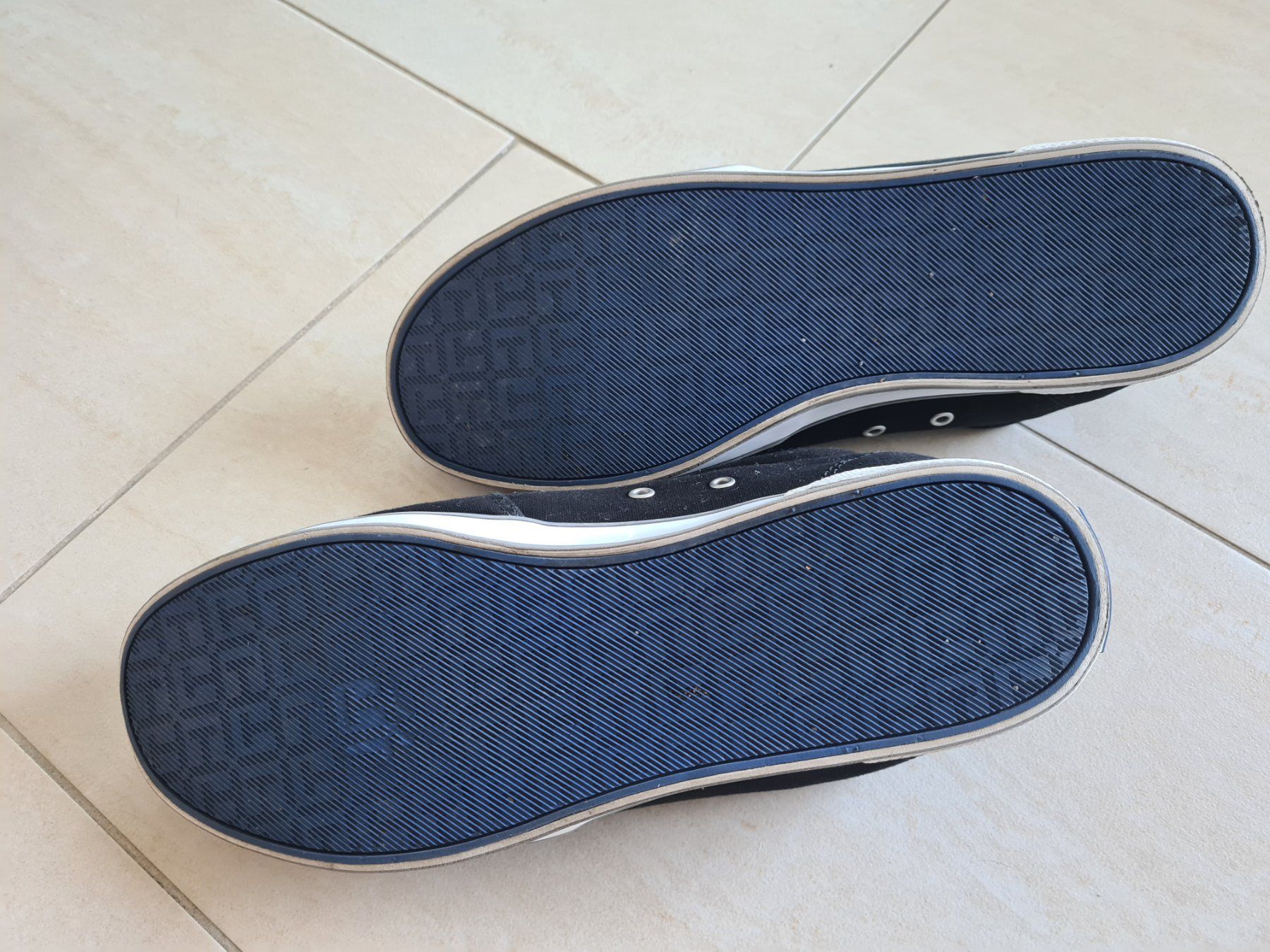 Tommy Hilfiger Chaussures hommes: Schwarze Tommy Hilfiger Slippers Gr. 41 – D'occasion à Steinhausen par aengeli07 1