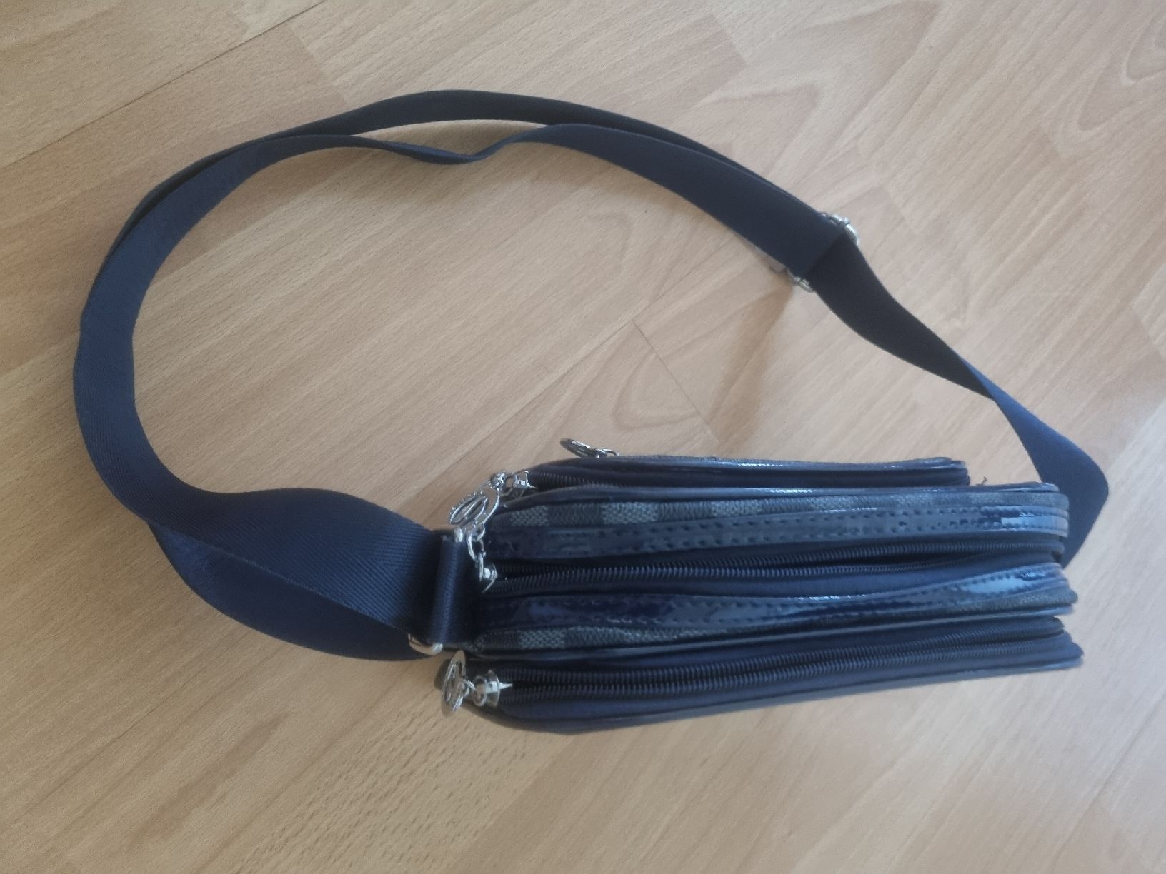 Taschen für Damen: Geräumige Umhängetasche mit vielen Fächern – Gebraucht aus Langnau am Albis von bro_lh5f 3