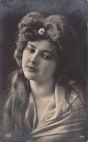 Romantik: Junge Dame, Hochsteck-Frisur, gelaufen 1909