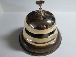 Schöne Hotelglocke Tischklingel mit Holzring aus Messing