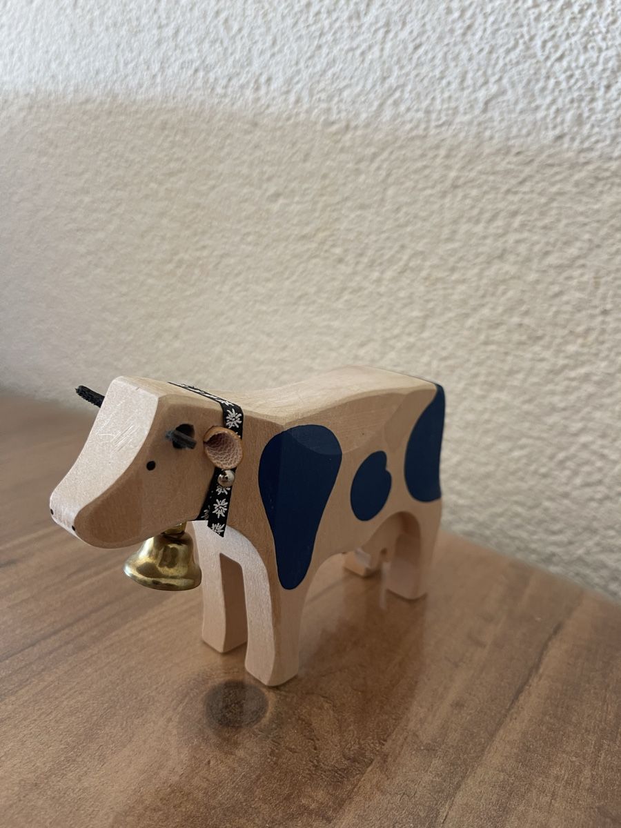 Figuren: Holzkuh mit Glocke und Schweizer Muster 17cm – Gebraucht aus Schlieren von Norauro