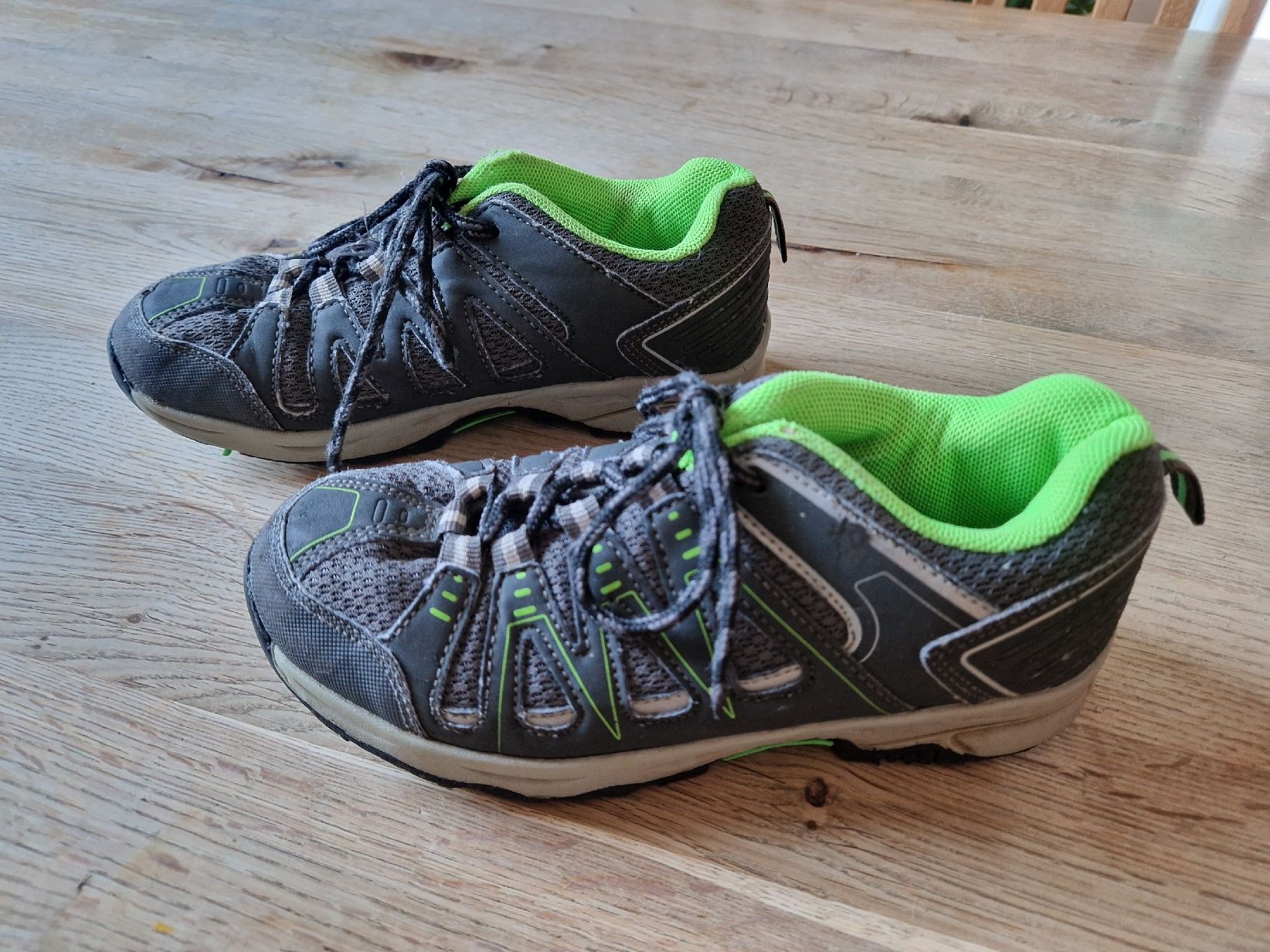 Scarpe da uomo: Trekkingschuhe gr. 32 – Usato da Mülligen venduto da Dela19 1