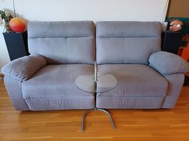 Sofa ausklappbar, inkl. Tischchen, Kissen und Kunstfell