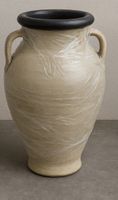 Dekorative Terracotta-Amphore im mediterranen Stil